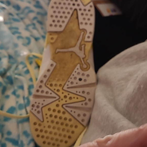 Dynamic yellow 💛 Jordan's 6 kids size 2Y Retro - Picture 6 of 6